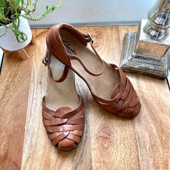 clarks closed toe leather sandals